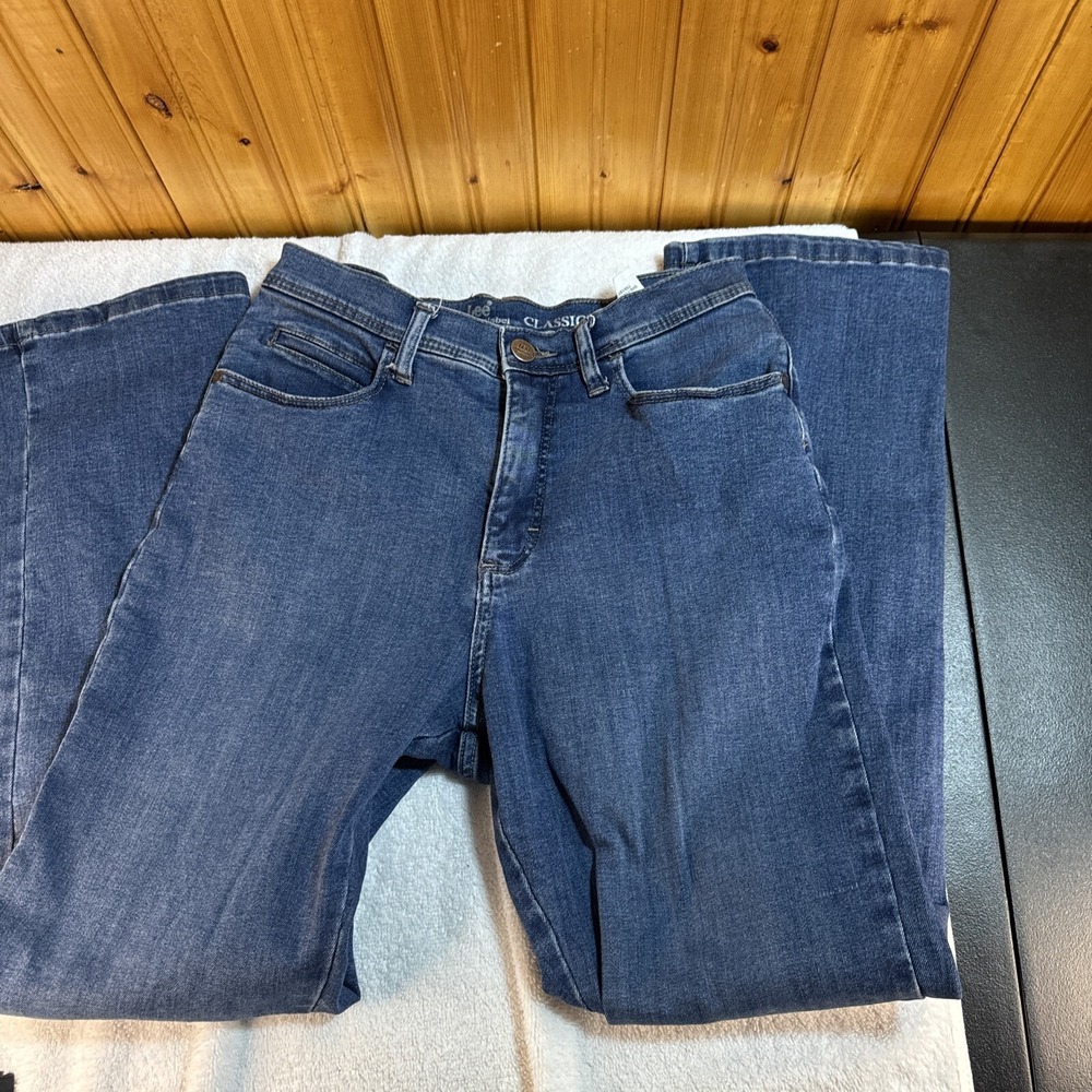 Womens Classic Fit Straight Leg Blue Jeans by LEE Platinum Label Size: 8 Short